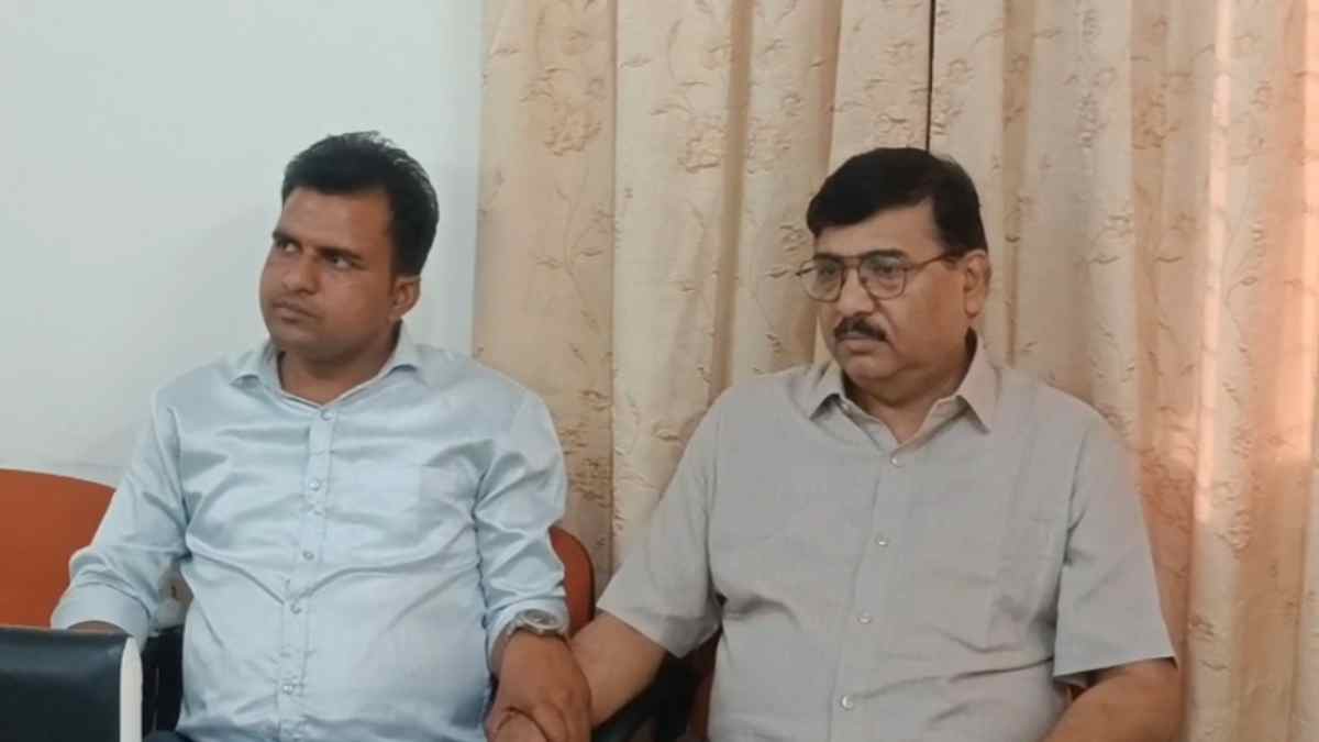शौचालय के बदले कमीशन: साढ़े 3 करोड़ के टेंडर, सर्टिफिकेट पर साइन के लिए DPC ने मांगे 17 लाख, पहली किश्त लेते लोकायुक्त ने किया गिरफ्तार dhar lokayukta raid