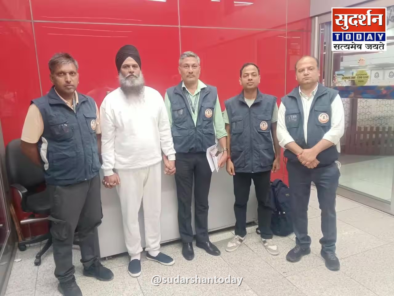 13 साल की फरारी खत्म: अमेरिका से डिपोर्ट होते ही दिल्ली एयरपोर्ट पर गिरफ्तार हुआ वांटेड अपराधी 13 साल की फरारी खत्म: अमेरिका से डिपोर्ट होते ही दिल्ली एयरपोर्ट पर गिरफ्तार हुआ वांटेड अपराधी