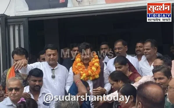 दीनदयाल मंडल के पदाधिकारियों ने सांसद गणेश सिंह का पुष्पगुच्छ भेंट कर किया स्वागत