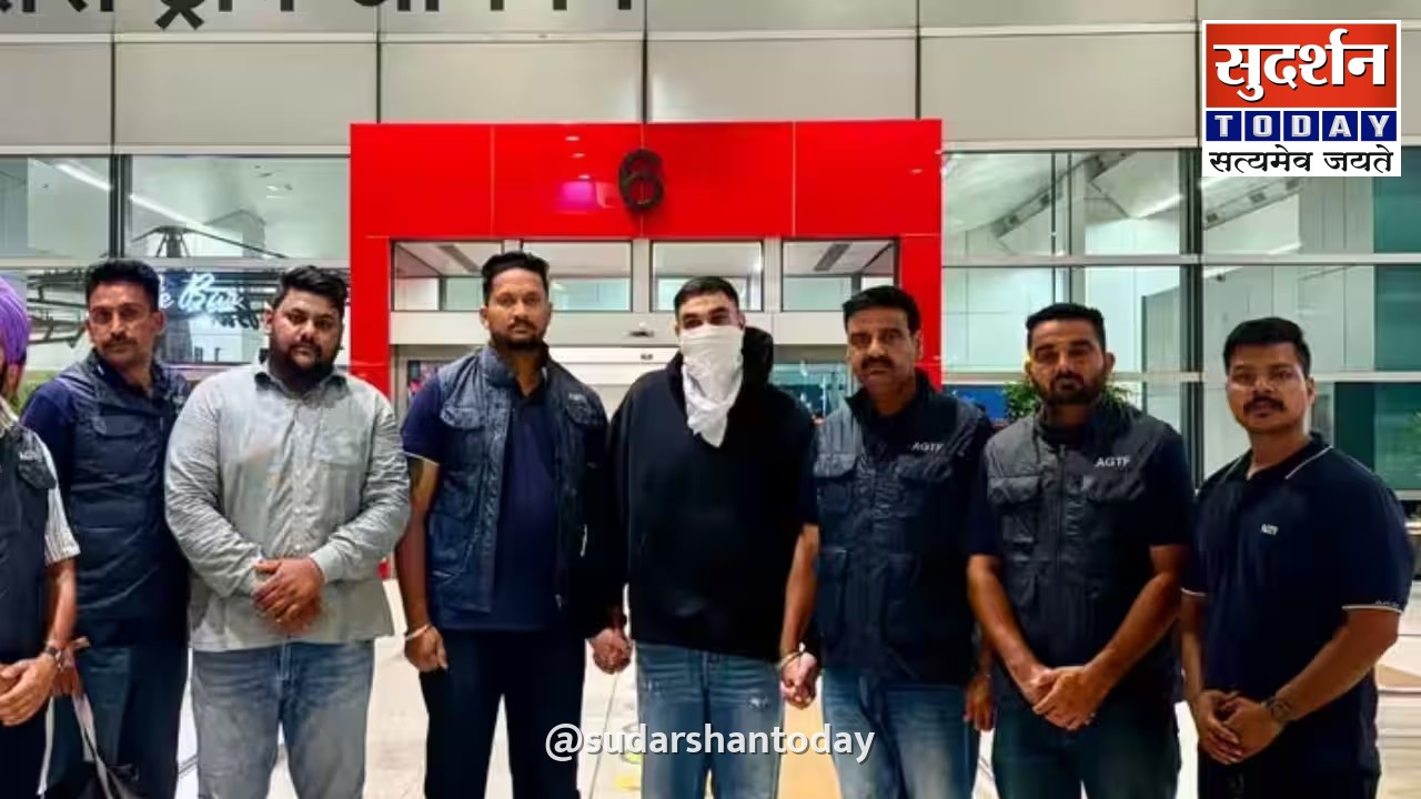 लॉरेंस बिश्नोई गैंग का 'लॉजिस्टिक्स मैनेजर' कर्मवीर सिंह देव कनाडा से डिपोर्ट, भारत में मचा हड़कंप लॉरेंस बिश्नोई गैंग का 'लॉजिस्टिक्स मैनेजर' कर्मवीर सिंह देव कनाडा से डिपोर्ट, भारत में मचा हड़कंप