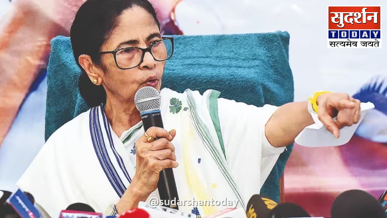 ममता बनर्जी की तृणमूल को मिले नए चुनाव चिह्न: 'फुटबॉल खिलाड़ी' और 'लिफाफा' हुए आवंटित ममता बनर्जी की तृणमूल को मिले नए चुनाव चिह्न: 'फुटबॉल खिलाड़ी' और 'लिफाफा' हुए आवंटित