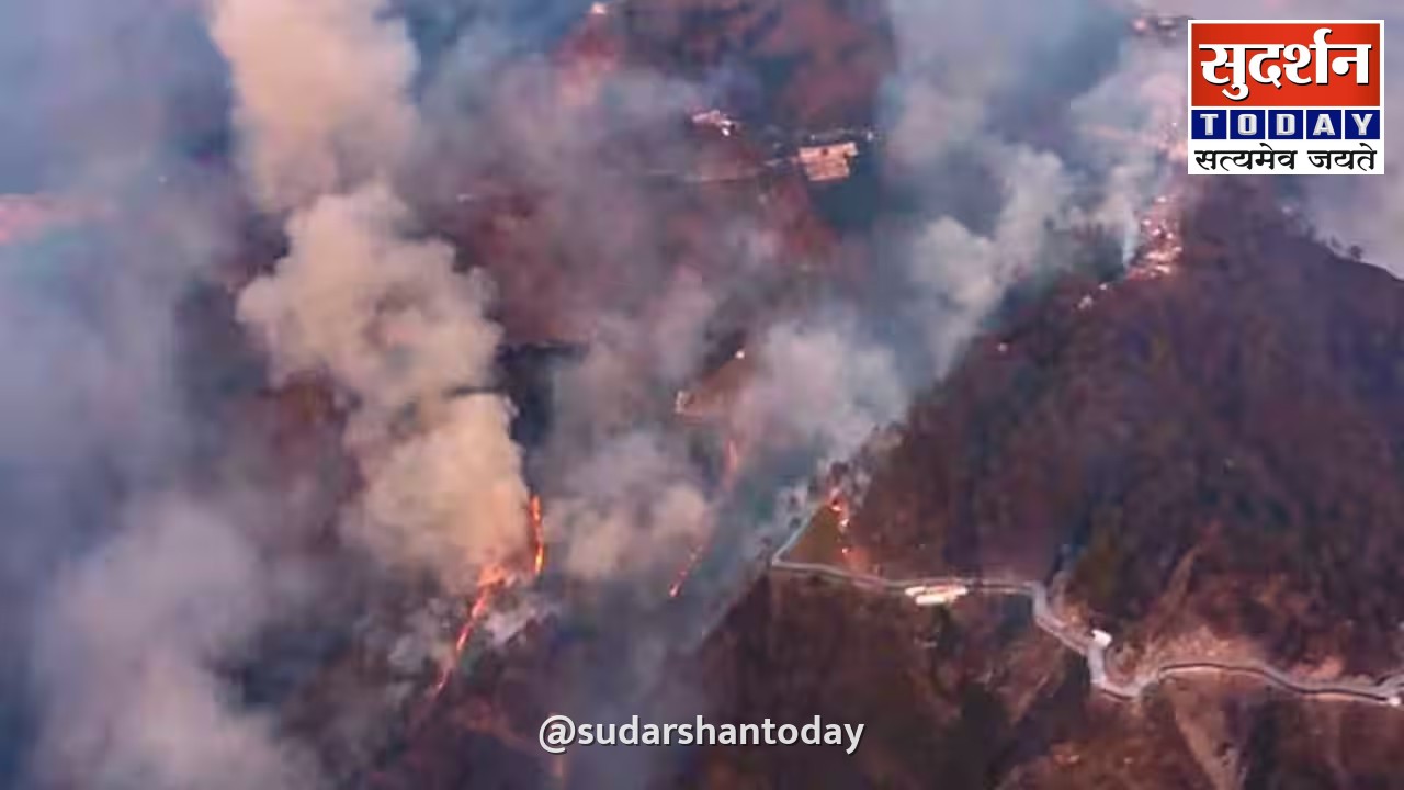 जम्मू-कश्मीर: रियासी में माता वैष्णो देवी हेलीपैड टर्मिनल में लगी भीषण आग जम्मू-कश्मीर: रियासी में माता वैष्णो देवी हेलीपैड टर्मिनल में लगी भीषण आग