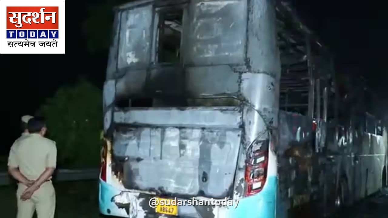 यमुना एक्सप्रेसवे पर चलती बस में लगी भीषण आग, कई यात्रियों के हताहत होने की आशंका