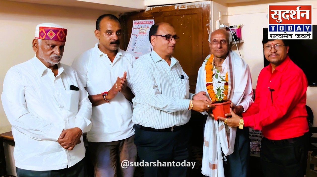 डॉ. हेमराज साहू के जन्मदिवस पर सम्मान में उमड़ा समाज, पुष्पहार-शॉल एवं तुलसी पौधा भेंट कर दी शुभकामनाएं Additional news photo 1