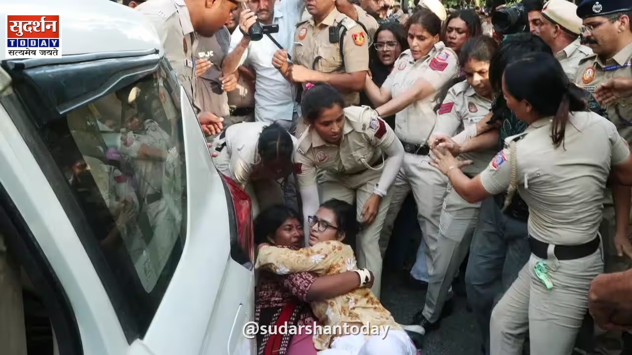 दिल्ली में चुनाव आयोग के खिलाफ प्रदर्शन तेज, मार्च के दौरान भारी पुलिस बल तैनात और कार्यकर्ताओं की हिरासत